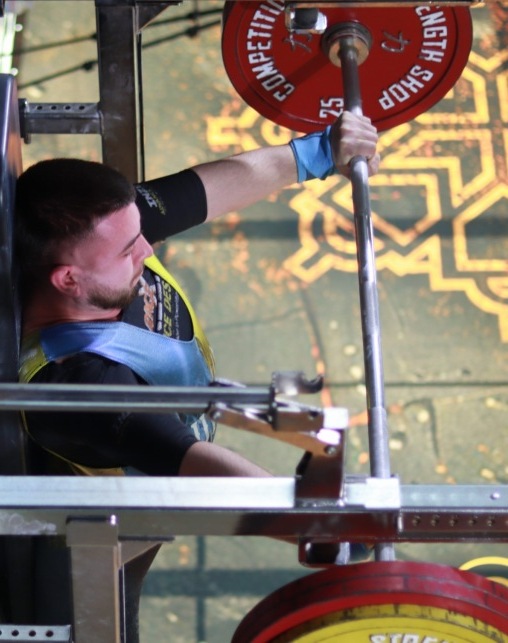 Жим штанги лежачи у виконанні Назара Митчака